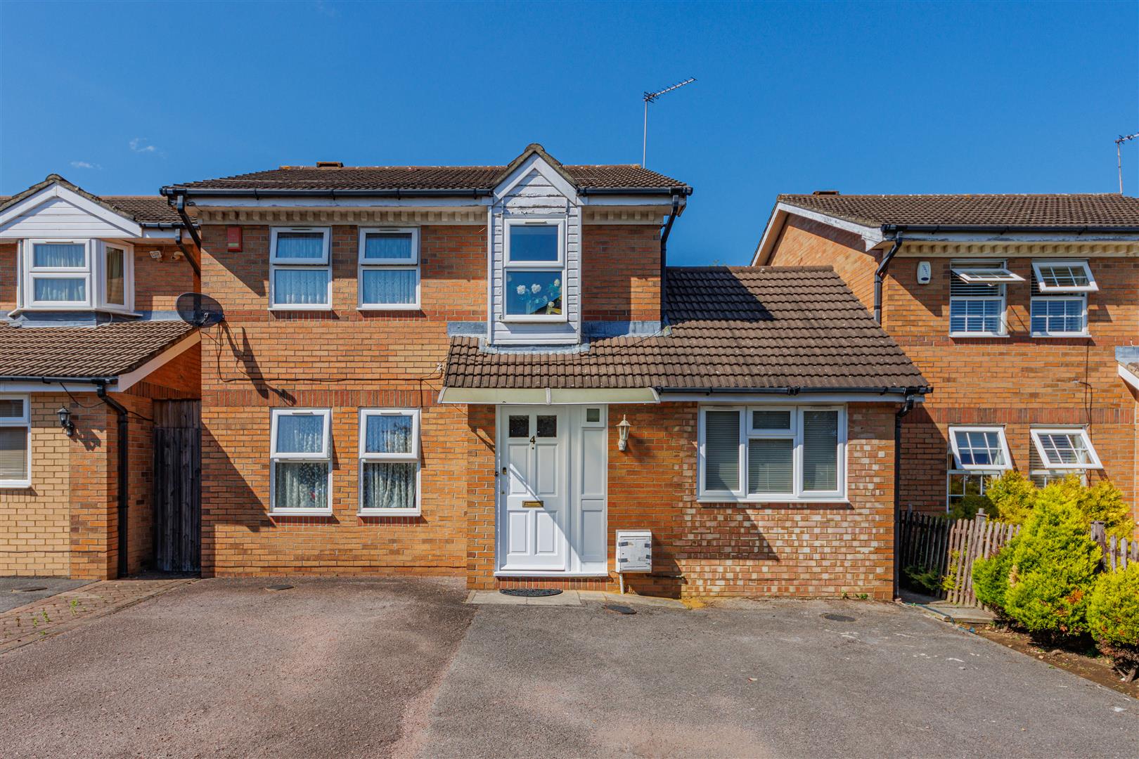 4 bed property in Glendevon Close, Edgware
